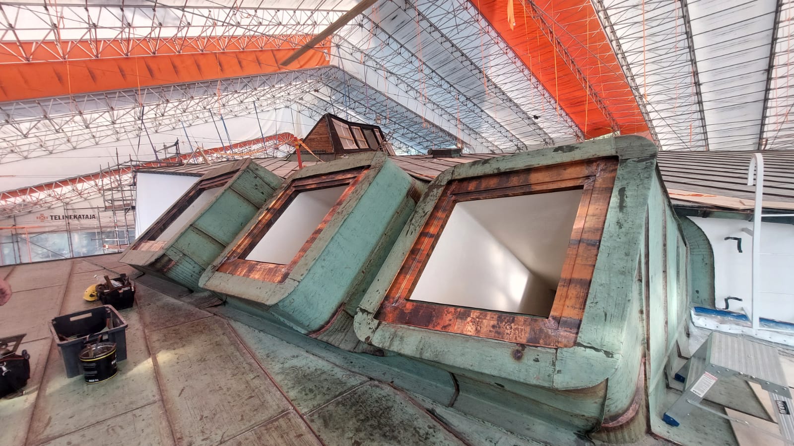 Kolmen Ristin kirkon kattoikkunat